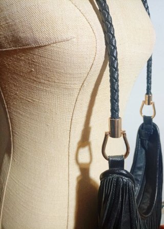 Bolso Flecos Negro Efecto Cuero