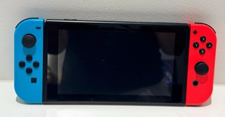 Nintendo Switch + 2 mandos + estuche + tarjeta 128