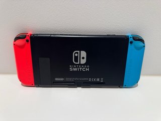 Nintendo Switch + 2 mandos + estuche + tarjeta 128