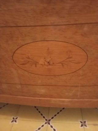 Cama antigua de madera con taracea