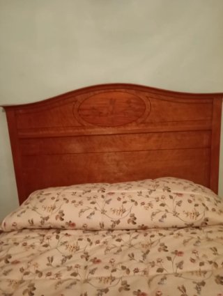 Cama antigua de madera con taracea