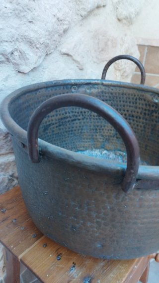 Caldero de cobre antiguo con asas