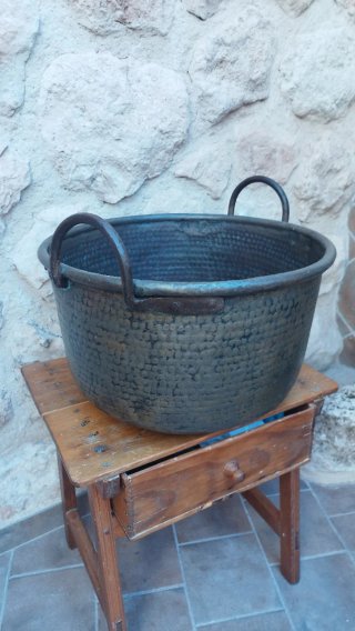 Caldero de cobre antiguo con asas