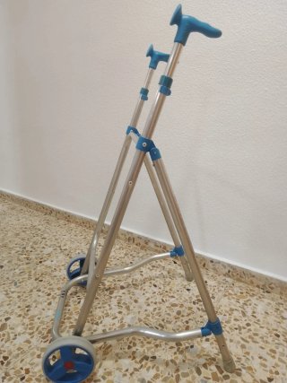 Andador con ruedas y empuñaduras