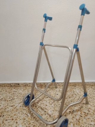 Andador con ruedas y empuñaduras