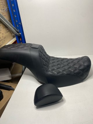 : Asiento Moto Custom Biplaza con Respaldo