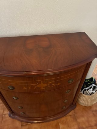 Cómoda de madera con cajones