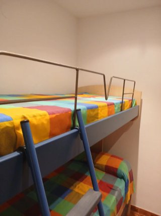 Litera con colchones y escalera