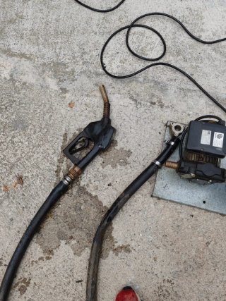 Bomba contador surtidor. Manguera de más de 10 m.