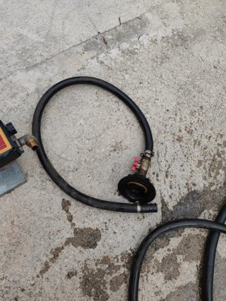 Bomba contador surtidor. Manguera de más de 10 m.