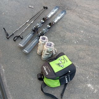 Esquís de alpino, botas y bastones de esquí