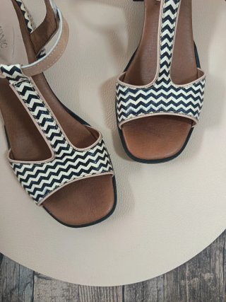 Sandalias de piel estampado zigzag ♡ NEMONIC * 37