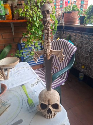 Figura calavera con espada