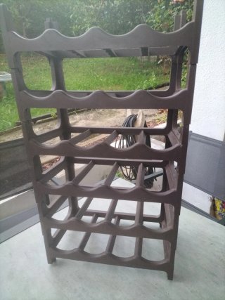 Botellero de plástico marrón