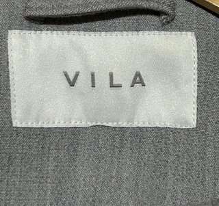 Abrigo gris claro con cinturón, marca VILA.
