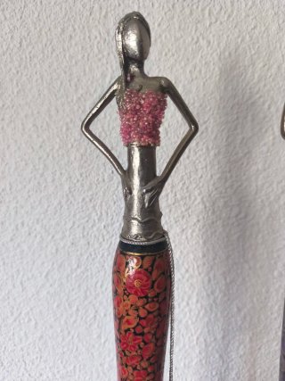 Figuras decorativas mujer vestida
