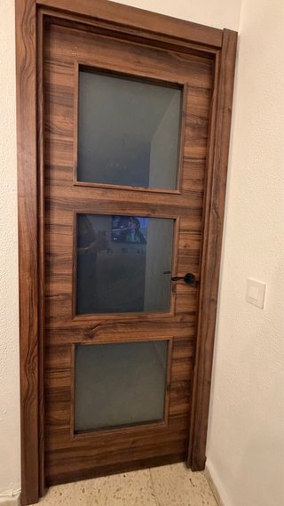 Puerta de nogal en buen estado