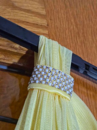 Vestido amarillo de fiesta asimétrico