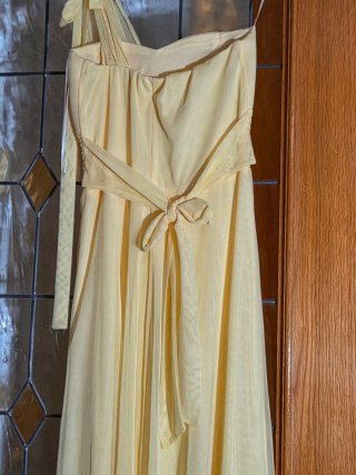 Vestido amarillo de fiesta asimétrico