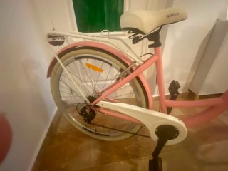 Bicicleta Urbana Rosa con Cesta