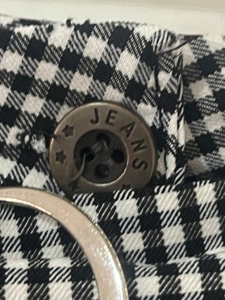 Falda corta de cuadros con volante y cinturón. M-L