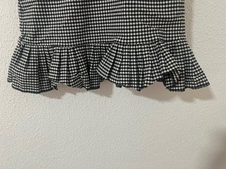Falda corta de cuadros con volante y cinturón. M-L