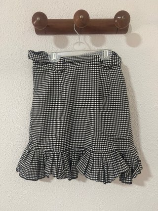 Falda corta de cuadros con volante y cinturón. M-L
