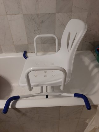 Silla para facilitar bañar personas ancianas