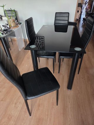 Mesa de cristal negra con 4 sillas