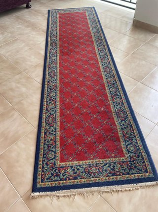 Alfombra de tela roja y azul medidas 0.70 × 2.50