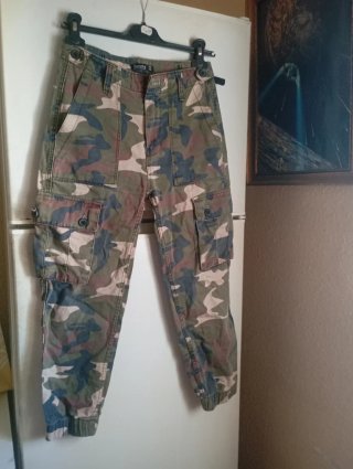Pantalones cargo camuflaje Bershka