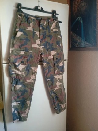 Pantalones cargo camuflaje Bershka