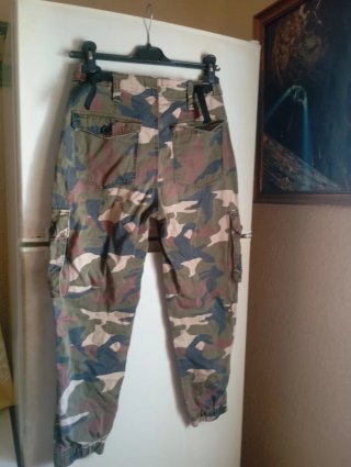 Pantalones cargo camuflaje Bershka