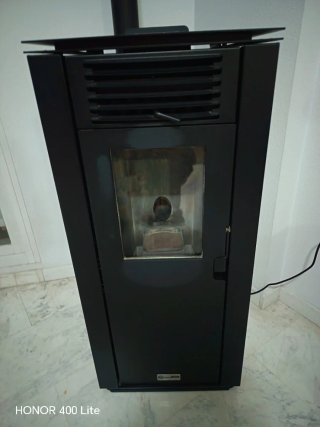 Estufa Pellet 10kW Negra Poco Uso