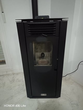 Estufa Pellet 10kW Negra Poco Uso