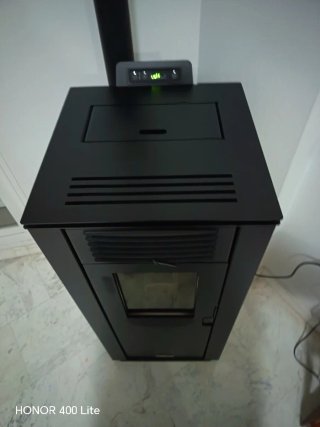 Estufa Pellet 10kW Negra Poco Uso