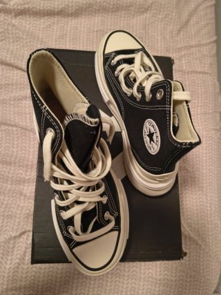 Zapatillas Converse Negras y Blancas