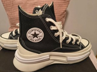 Zapatillas Converse Negras y Blancas