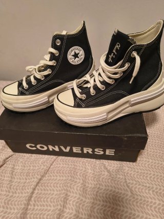 Zapatillas Converse Negras y Blancas