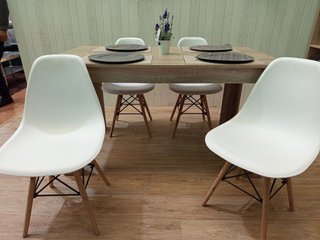 Mesa de comedor con 4 sillas