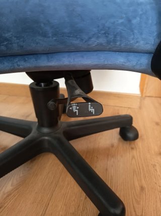 Silla de oficina azul de piel