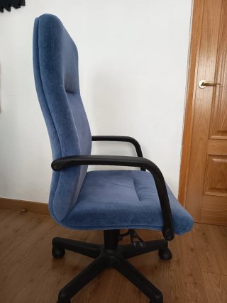 Silla de oficina azul de piel