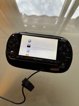 Sony PSP 1004 Negra + Cargador