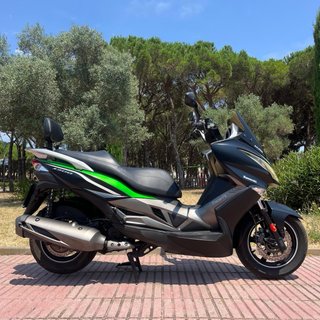 Kawasaki J300 Maxi Scooter Negra y Verde