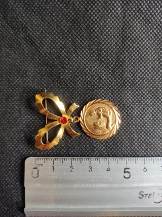 Broche vintage medalla madre lazo rojo
