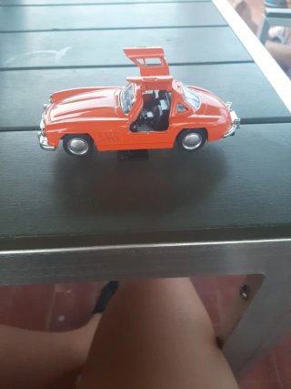 Coche de juguete Mercedes-Benz rojo