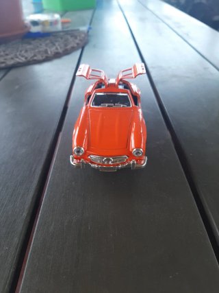 Coche de juguete Mercedes-Benz rojo