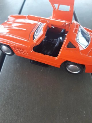 Coche de juguete Mercedes-Benz rojo