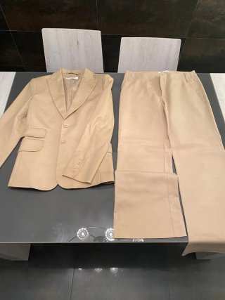 Traje de chaqueta y pantalón beige