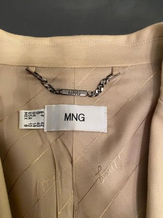 Traje de chaqueta y pantalón beige